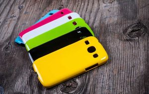 Handy reinigen: Schutzhüllen für Handys in Blau, grün, gelb, schwarz weiß und pink