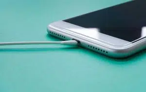 Handy reinigen: Wattestäbchen an USB-Anschluss von Smartphone