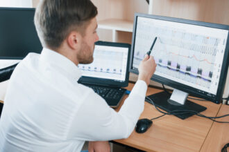 Monitorank face à Google : comment une PME française résiste à la guerre des shadow SERPs ?