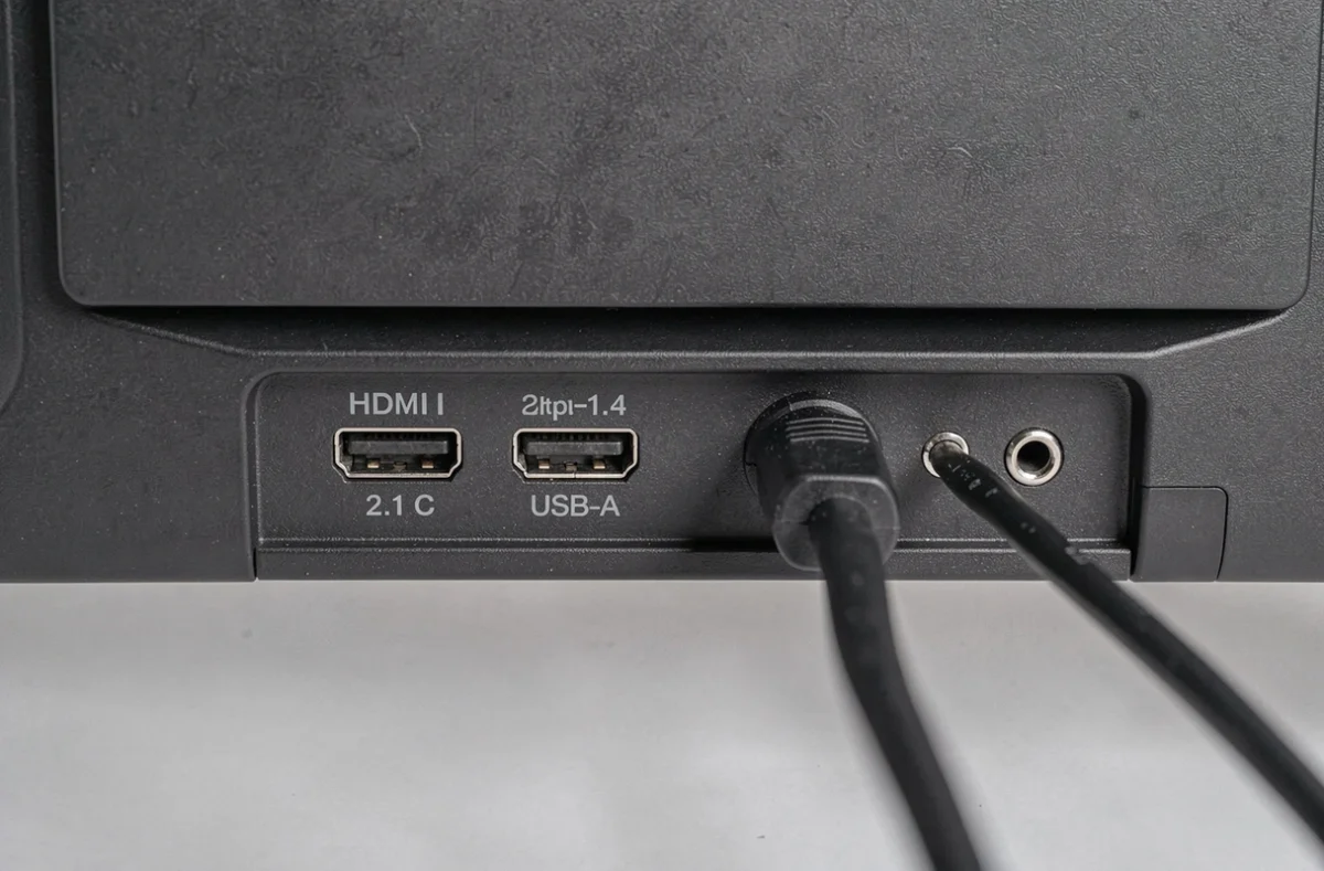 Gros plan sur les ports arrière d'un écran OLED 27 pouces : HDMI 2.1, DisplayPort, USB-C et USB-A